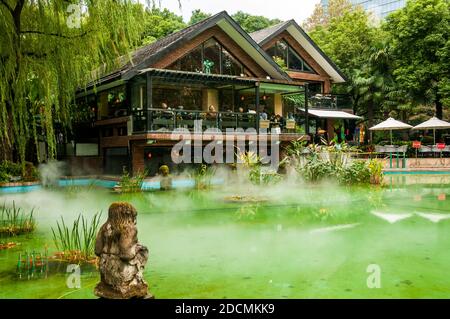 Thai Gallery Restaurant mit Blick über den Teich im Jing’an Park in Shanghai. Stockfoto