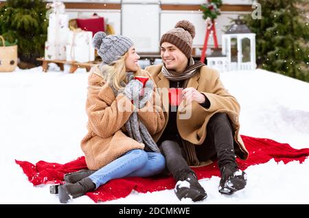 Romantisches Junges Paar Verbringen Tag Draußen Im Winter Date In Camping Stockfoto