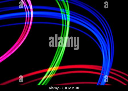 Elektronische neuronale Syngnale, die als Lichtspuren auf isoliertem schwarzem Hintergrund visualisiert werden. Schickes Umfeld für Technologie, Computing und Data Science Stockfoto