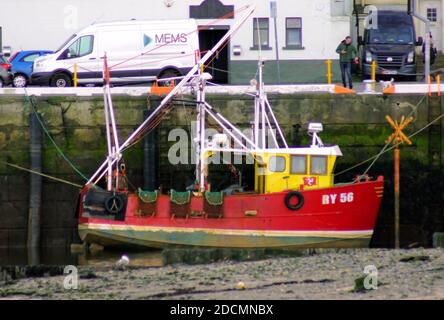 Das Fischerboot RY56 liegt auf der Ramsey Isle of man Stockfoto