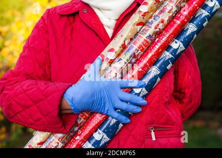 Weihnachtseinkäufe unter Covid-19 Beschränkungen in Großbritannien Stockfoto