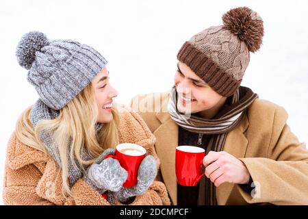 Romantisches Junges Paar In Winterkleidung Genießen Heiße Schokolade Mit Marshmallow Im Freien Stockfoto