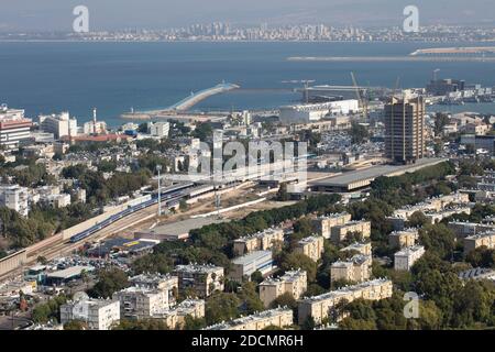 Haifa Israel - 19/11/20 Luftbild der Stadt von Haifa können Sie sehen, den Zug durch die Stadt und Im Hintergrund die Bucht und Acre Stockfoto