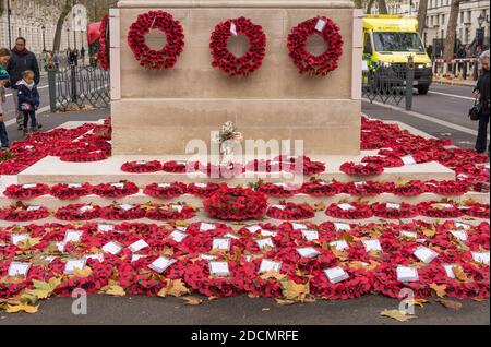 Die Cenotaph unten Whitehall bedeckt mit Mohnkränzen und Menschen, die ihren Respekt bezahlen. London Stockfoto