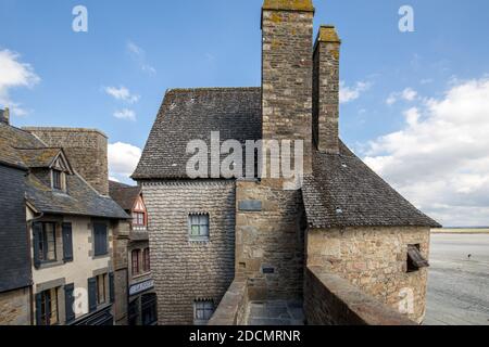 Die Stadtmauer und einer der Türme am Mont Saint Michel, Normandie, Frankreich Stockfoto