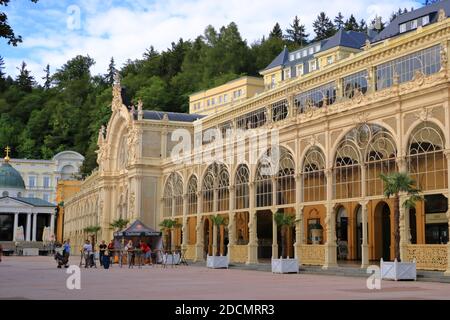 Juli 12 2020 Marianske Lazne/Marienbad / Tschechische Republik: Hauptkolonnade mit singendem Brunnen - kleiner westböhmischer Kurort Stockfoto