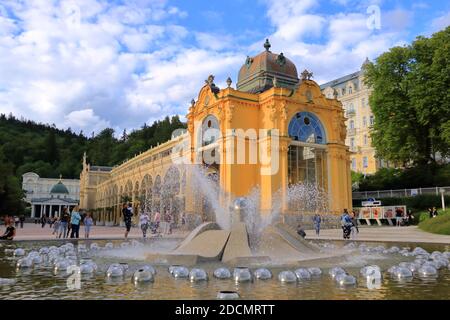 Juli 12 2020 Marianske Lazne/Marienbad / Tschechische Republik: Hauptkolonnade mit singendem Brunnen - kleiner westböhmischer Kurort Stockfoto