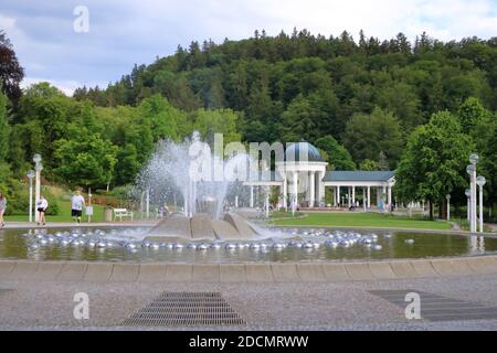 Juli 13 2020 Marianske Lazne/Marienbad / Tschechische Republik: Der Pavillon der Karolina-Quelle im berühmten Kurort Stockfoto