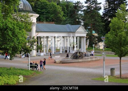 Juli 13 2020 Marianske Lazne/Marienbad / Tschechische Republik: Der Pavillon der Karolina-Quelle im berühmten Kurort Stockfoto