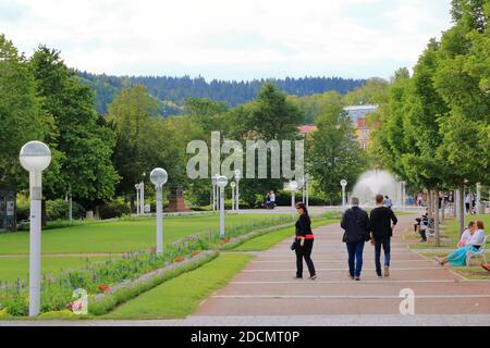 Juli 12 2020 Marianske Lazne/Marienbad / Tschechische Republik: Hauptkolonnade mit singendem Brunnen - kleiner westböhmischer Kurort Stockfoto