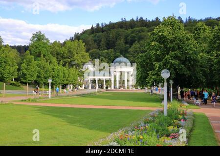 Juli 13 2020 Marianske Lazne/Marienbad / Tschechische Republik: Der Pavillon der Karolina-Quelle im berühmten Kurort Stockfoto