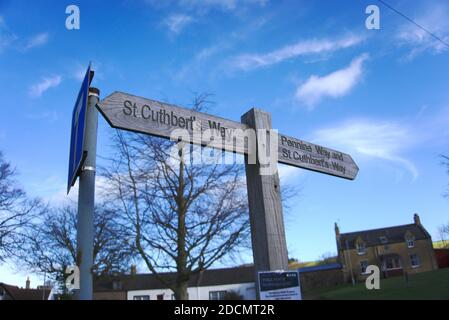 Holzschild mit der Angabe Pennine Way und St Cuthbert's Way in Kirk Yetholm, Roxburghshire, Scottish Borders, Großbritannien. Stockfoto