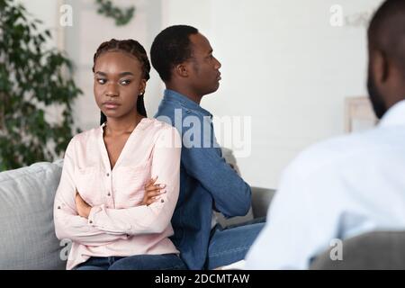 Verärgert Afroamerikanischen Ehegatten Sitzen Zurück Zu Zurück Bei Der Ehe Therapiesitzung Stockfoto