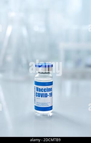 Covid 19 Coronavirus-Impfstoffflasche für Injektionen auf medizinischen Hintergrund. Stockfoto