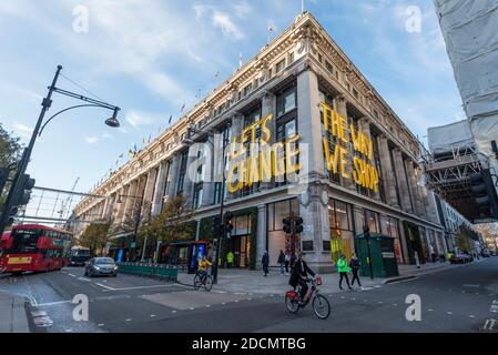 London, Großbritannien. 22. November 2020. Ein beleuchtetes Schild ziert das Äußere von Selfridges an der Oxford Street. Die britische Regierung wird am 2. Dezember in England im Vorfeld von Weihnachten bestimmte Beschränkungen für die Sperrung durch eine Coronavirus-Pandemie lockern. Kredit: Stephen Chung / Alamy Live Nachrichten Stockfoto