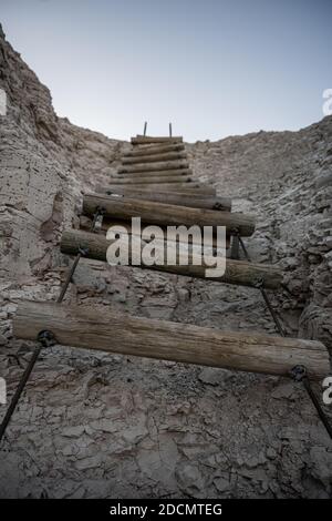 Leiter hängt von der Kante des steilen Hoodoo auf der Kerbe Trail Stockfoto