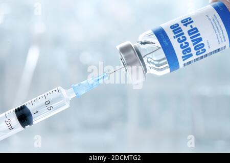 Spritze unter Covid 19 Corona-Virus-Impfstoff für die Injektion aus Fläschchen Flasche. Stockfoto