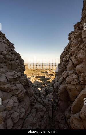 Blick durch den Kanal von Badlands Hoodoos im Sommer Stockfoto