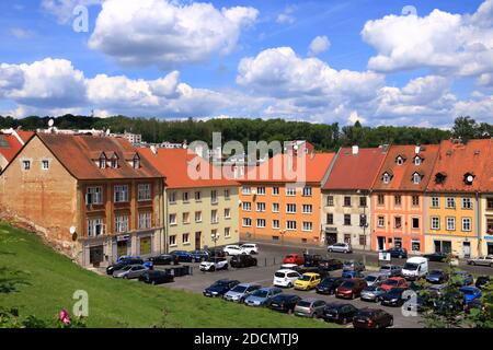 Juli 14 2020 Cheb/Eger in Tschechien: Gruppe mittelalterlicher Häuser in der Nähe des Marktplatzes mit Fachwerkhäusern Stockfoto