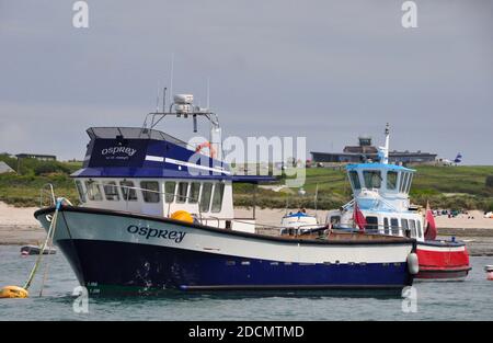 Die Fährschiffe Osprey und Seahorse, hinten, vor Anker im Hafen bei Hugh Town auf der Insel St. Mary's, Isles of Scilly. Auf dem Hügel dahinter ist Stockfoto