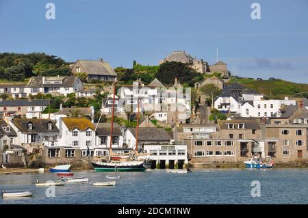 Der ruhige Hafen in Hugh Town auf der Insel St. Mary's, Isles of Scilly mit dem Atlantic Hotel über dem Wasser und dem steilen Hügel zum G Stockfoto