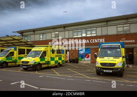 NHS Krankenwagen außerhalb der Regionalen großes Trauma Center oder Unfall und Notfall bei James Cook University Hospital in Middlesbrough Stockfoto