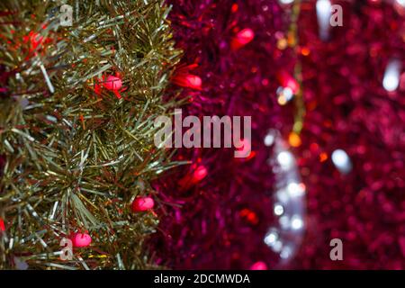 Goldene und rosa Girlande Bänder mit roten und weißen Lichtern Hintergrund. Weihnachten bunte Dekoration abstrakte Textur, pary Feier Konzepte Stockfoto