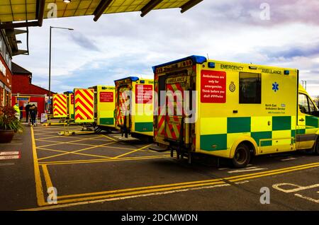 NHS Krankenwagen außerhalb der Regionalen großes Trauma Center oder Unfall und Notfall bei James Cook University Hospital in Middlesbrough Stockfoto