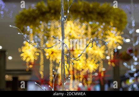 Silberne Baumlichter mit goldener Dekoration auf dem Hintergrund. Weihnachten Weihnachten Saison Set-Design Stockfoto