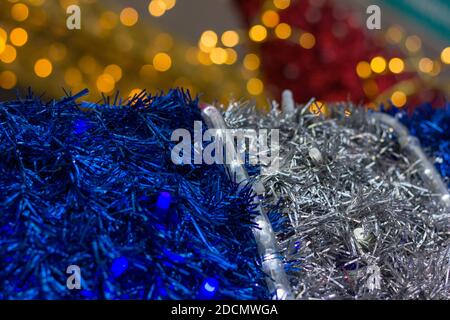 Silberne und blaue Girlande-Bänder mit goldenem Bokeh-Licht abstrakter Textur. Weihnachten Weihnachten Saison Dekoration Set Hintergrund Stockfoto