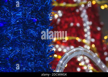 Weihnachten Weihnachten Saison Dekoration Set Hintergrund. Blaue und rote Girlande-Bänder mit Bokeh-Lichtern Stockfoto