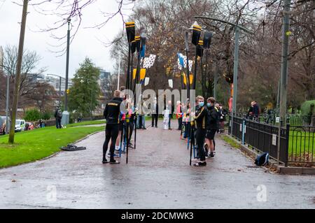 Glasgow, Schottland, Großbritannien. November 2020. Ruderer versammeln sich in Glasgow Green, um George Parsonage von der Glasgow Humane Society zu ehren, der einen Pride of Scotland Award für die letzten vierzig Jahre der Rettung von Leben am Fluss Clyde erhält. Kredit: Skully/Alamy Live Nachrichten Stockfoto