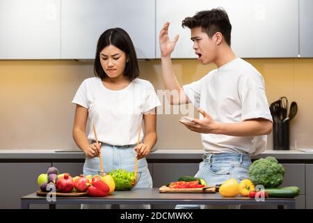 Wütend Japanischen Ehemann Schreien Unglückliche Frau Im Küche Stehen Stockfoto