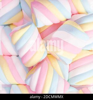 Marshmallow Muster Hintergrund. Pastellfarbene Marshmallows süß Dessert Essen Makro Stockfoto