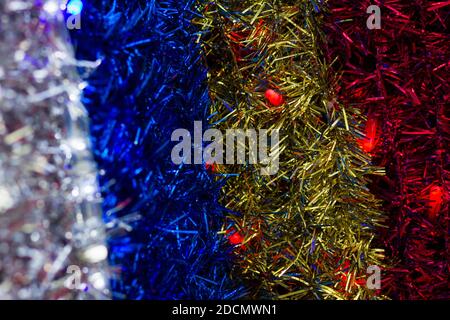 Mehrfarbige Girlande Bänder mit roten Lichtern Hintergrundstruktur. Weihnachten Weihnachten Saison Dekoration Set Stockfoto