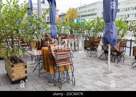 München, Bayern / Deutschland - 30. Okt 2020: Leerer Biergarten im Stadtzentrum von München. Kurz vor Beginn der Novembersperre Stockfoto