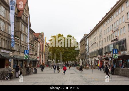 München, Bayern / Deutschland - 30. Oktober 2020: Blick auf die Kaufinger Straße. Beliebte Fußgängerzone - für Käufer und Touristen Stockfoto