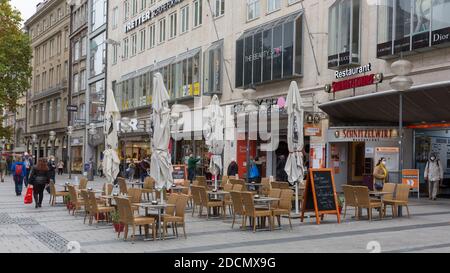 München, Bayern / Deutschland - 30. Okt 2020: Leerer Biergarten vor einem Restaurant. Gelegen in der Kaufinger Straße, der Hauptfußgängerzone von München Stockfoto