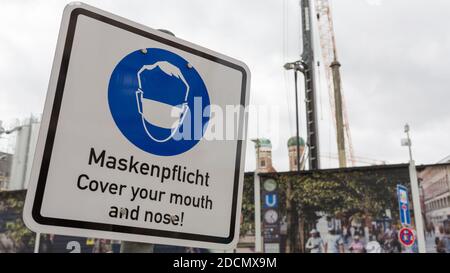 München, Bayern / Deutschland - 30. Oktober 2020: Schild "Maskenpflicht" am Eingang der Fußgängerzone. Verpflichtung, Mund und Nase mit einer Maske zu bedecken Stockfoto