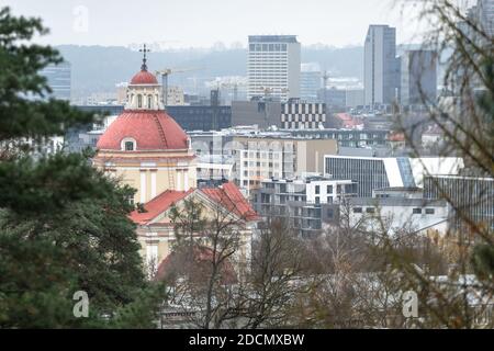 Blick auf Vilnius, die Hauptstadt Litauens, von der Nordostseite. Kirche von Peter und Paul mit Türmen und neuen Hochhäusern auf einem im Herbst Stockfoto