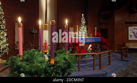 Adventskranz im Kirchenkanzel mit drei Kerzen angezündet - Advent Dritter Sonntag Stockfoto