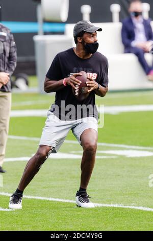 Charlotte, North Carolina, USA. November 2020. Carolina Panthers Quarterback Teddy Bridgewater (5) testet sein Knie vor dem NFL-Matchup im Bank of America Stadium in Charlotte, NC. (Scott Kinser/Cal Sport Media). Kredit: csm/Alamy Live Nachrichten Stockfoto