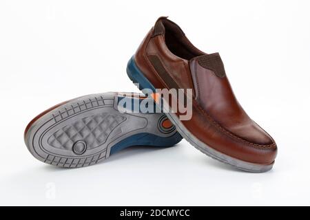 Ein Paar klassische Herrenschuhe auf weißem Hintergrund Stockfoto