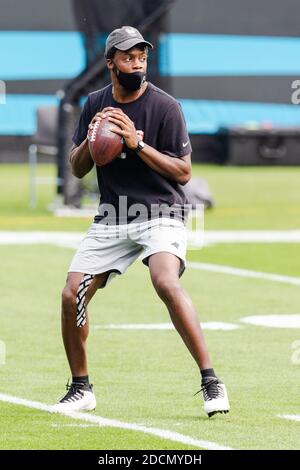 Charlotte, North Carolina, USA. November 2020. Carolina Panthers Quarterback Teddy Bridgewater (5) testet sein Knie vor dem NFL-Matchup im Bank of America Stadium in Charlotte, NC. (Scott Kinser/Cal Sport Media). Kredit: csm/Alamy Live Nachrichten Stockfoto