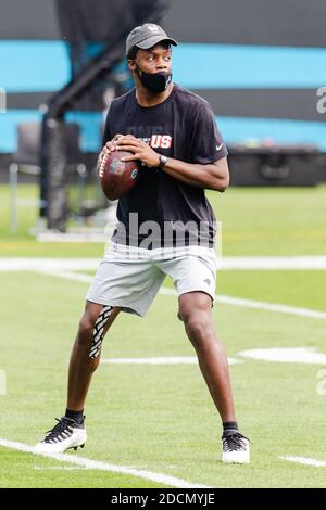 Charlotte, North Carolina, USA. November 2020. Carolina Panthers Quarterback Teddy Bridgewater (5) testet sein Knie vor dem NFL-Matchup im Bank of America Stadium in Charlotte, NC. (Scott Kinser/Cal Sport Media). Kredit: csm/Alamy Live Nachrichten Stockfoto