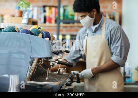 Moderner Barista im Café und Lieblingskaffee zum Mitnehmen Stockfoto