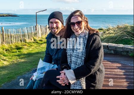 Inchydoney, West Cork, Irland. November 2020. Der sonnige Inchydoney Beach war heute ein beliebtes Ziel an einem schönen Novembersonntag mit viel Sonnenschein. Die Sonne genossen Andrew O'Sullivan und Sara Joyce von Clonakilty. Quelle: AG News/Alamy Live News Stockfoto