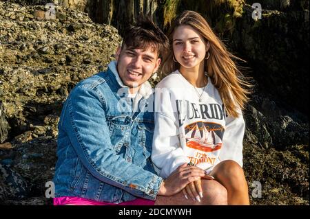 Inchydoney, West Cork, Irland. November 2020. Der sonnige Inchydoney Beach war heute ein beliebtes Ziel an einem schönen Novembersonntag mit viel Sonnenschein. Die Sonne genossen Stephen Murphy und Reda Jane aus Clonakilty. Quelle: AG News/Alamy Live News Stockfoto