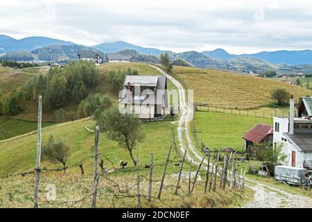 Straße den Berg hinauf in Sirnea, Brasov County, Rumänien. Stockfoto