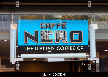 Firmenlogo für die Kaffeehaus-Kette, Caffe Nero, das italienische Kaffeeunternehmen, Glasgow, UK Stockfoto